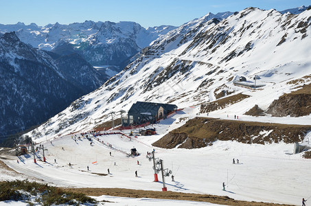 在Artoust滑雪胜地拍摄与山顶按摩师对抗的舞步图片