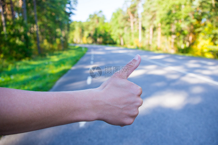 在森林道路上搭乘图片