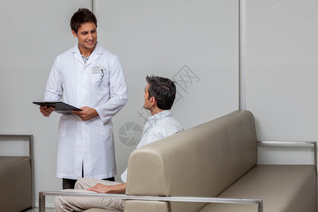 微笑的眼科医生与病人交谈图片