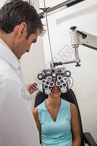 检查眼睛的男眼科医生图片