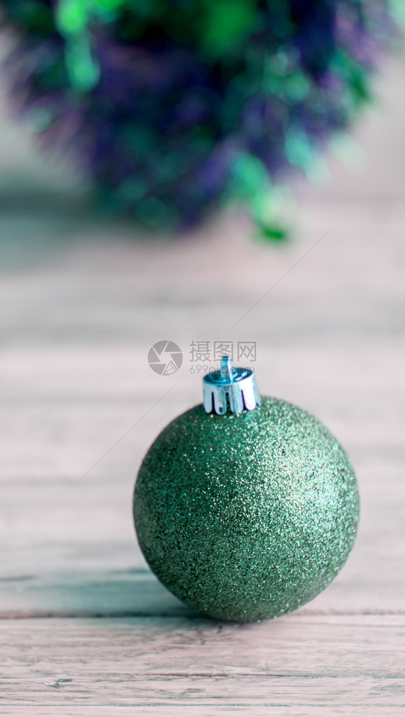 挂在圣诞树上的圣诞装饰球图片