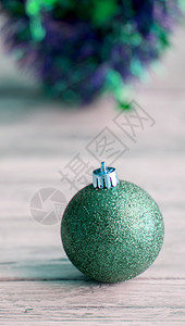 挂在圣诞树上的圣诞装饰球背景图片