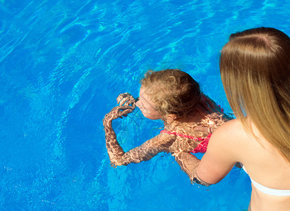 女人教小女孩游泳写短信图片