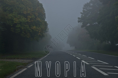 写在雾模糊的道路危图片