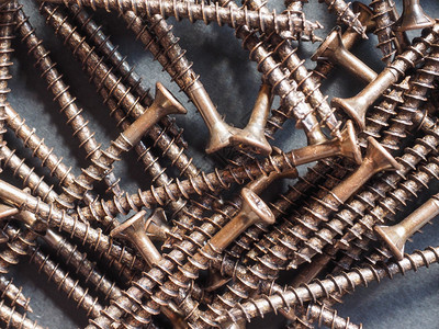 许多用于木头的青铜螺丝图片