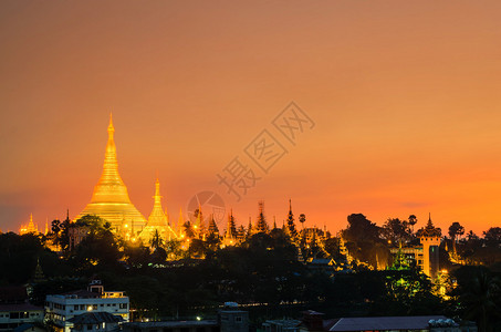 仰光缅甸在黄昏时看到Shwe图片