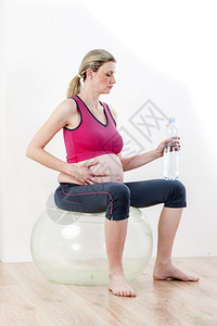 孕妇用一瓶水做运动图片