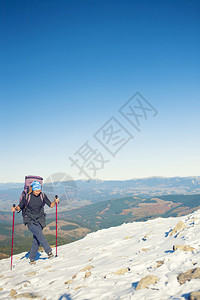 背着包的登山者是雪坡图片