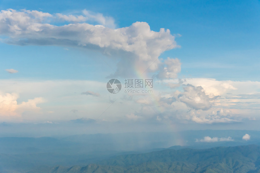 雨后蓝天的彩虹图片