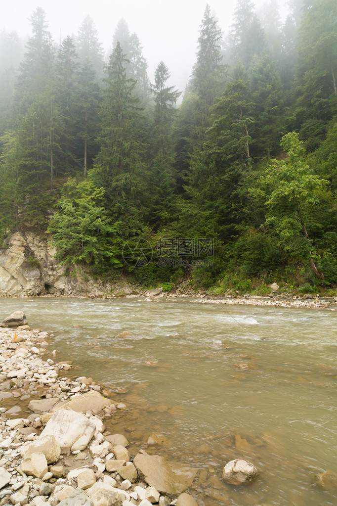 美丽的山景高山和区河流在山上度假旅行和自然杂志海报背景图片