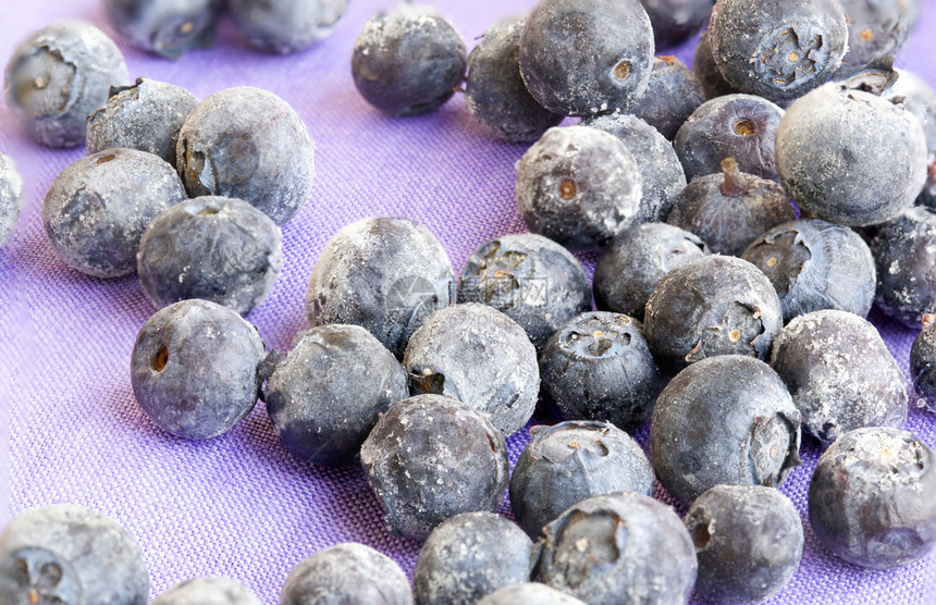 紫罗兰色亚麻布上的蓝莓图片