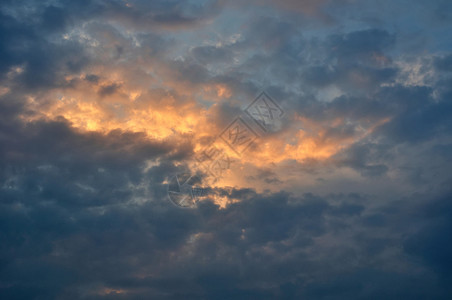 日落时美丽的彩云图片