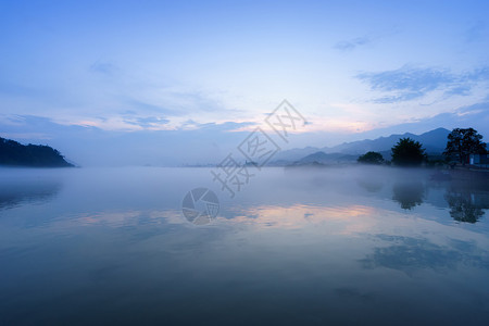 蓝天空中雾的湖泊图片