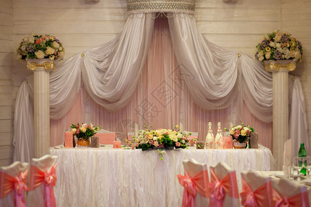 为婚礼布置的优雅餐桌图片