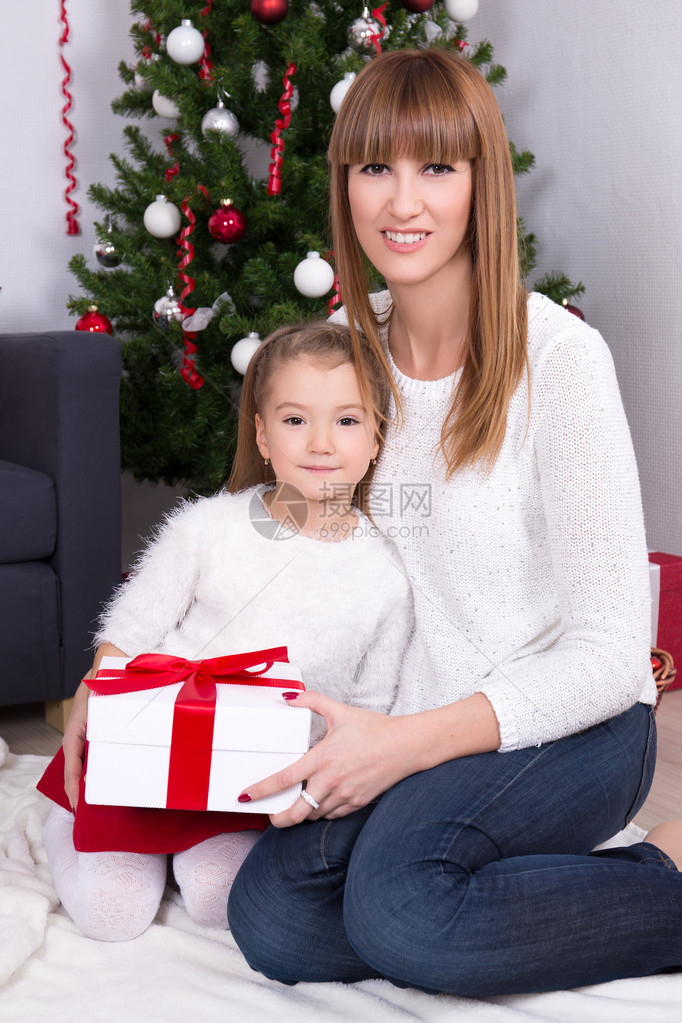 快乐的年轻母亲和女儿在圣诞图片