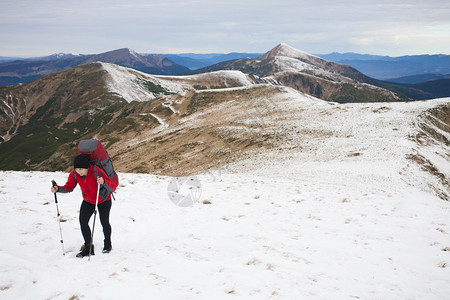 背着书包的女孩在山里旅行图片