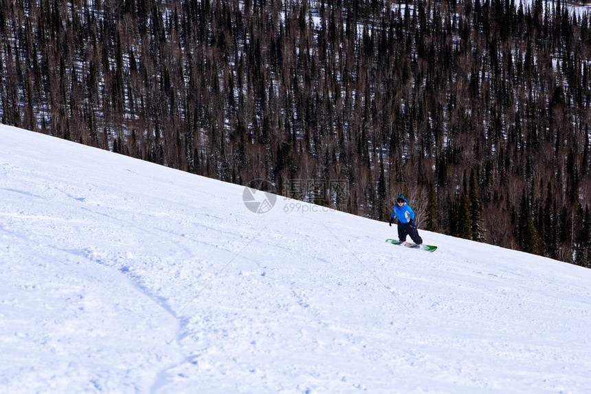 在山林滑雪板上运动的年图片