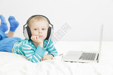 戴耳机听音乐的小男孩图片