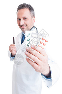 医生或医疗生展示药片和持信用卡图片