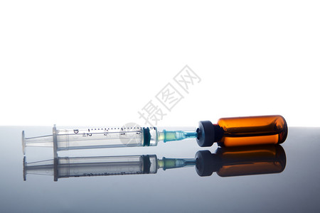 实验室场景前的注射器和疫苗图片