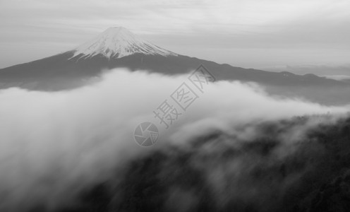 富士山和云雾从Mitsuuto图片