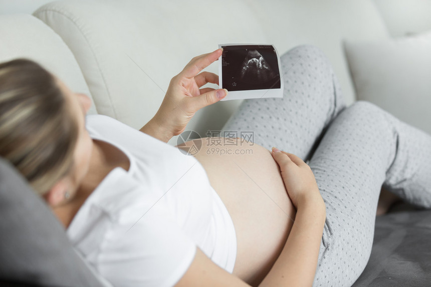孕妇看超声胚胎图像的特写照片图片