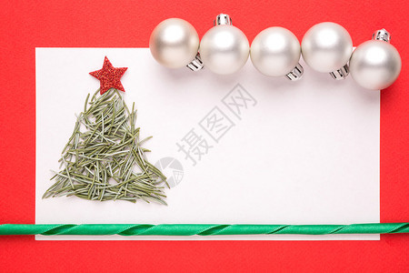 空白圣诞卡或用红色背景松针制成的圣图片