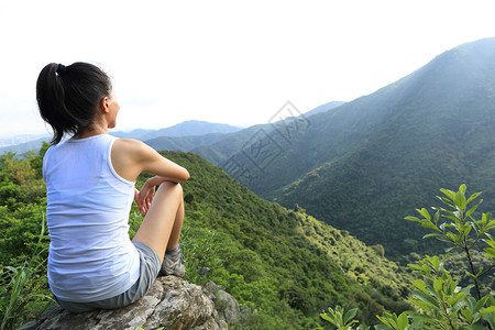 享受山景峰顶的女人图片