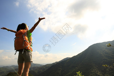 美丽的山峰上的年轻女图片