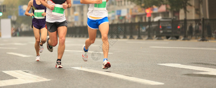 马拉松赛跑者在20届上海马拉松图片