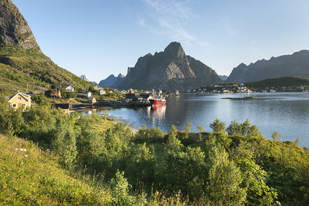 挪威罗弗敦群岛峡湾旁的小镇雷讷图片