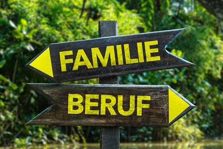 具有森林背景的家庭职业德文标志牌图片