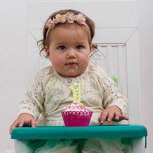 庆祝第一个生日可爱小女孩的图片