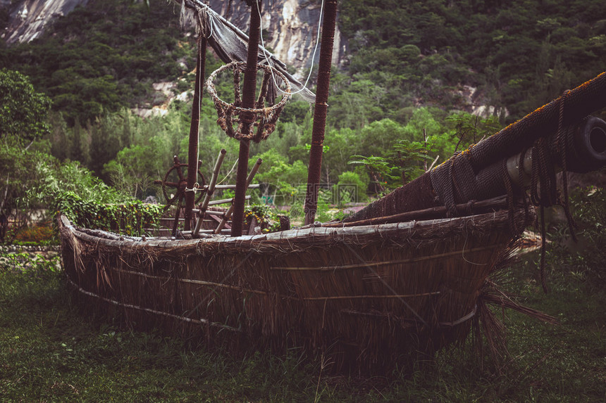 丛林中的老海盗帆船图片