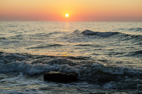 在日落背景的海浪图片