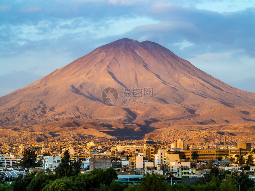 秘鲁阿雷基巴岛其标志火山Chac图片