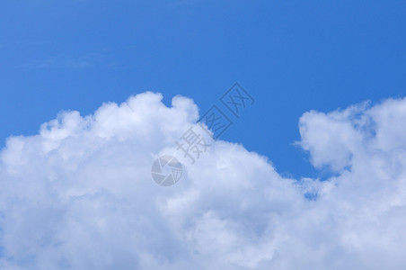 蓝天白云为背景图片