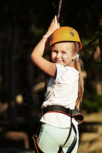 可爱的小女孩在攀爬图片