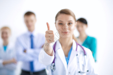 年轻快乐的女医生竖起大拇指图片