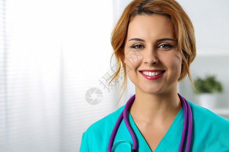 美丽迷人的友好微笑的女医学治疗医生站在办公室里图片