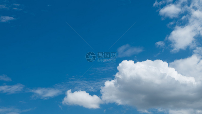 天气背景的白云和晴朗的蓝天图片