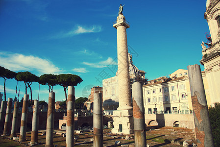 Trajan的专栏和BasilicaUlpia图片