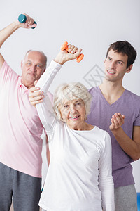 快乐的老年情侣和运动背景图片