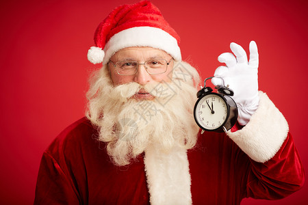 穿着圣诞老人服装的快乐男人持着警图片
