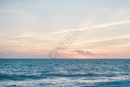 令人惊异的景象无限波纹海洋美丽的蓝色清晨天图片