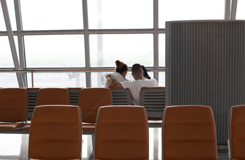 不明身份的夫妇在国际机场候机图片