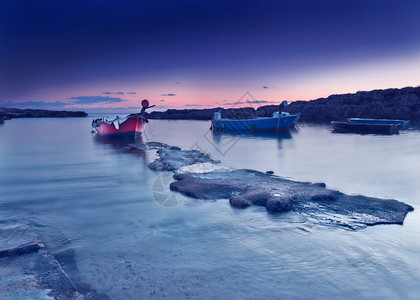 日落后夜沙滩紫色天空图片