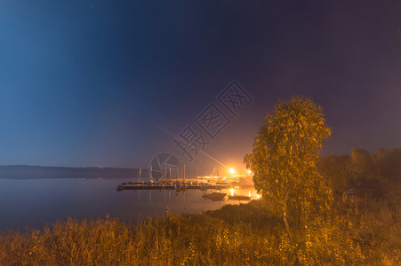 夜晚的乡村小湖自然系列图片