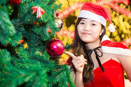 身着圣诞圣诞节和庆典服装的亚裔妇女图片