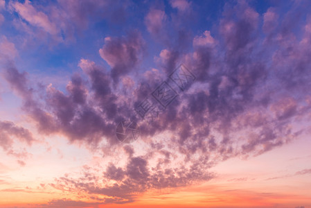 美丽的日出天空和云彩背景图片